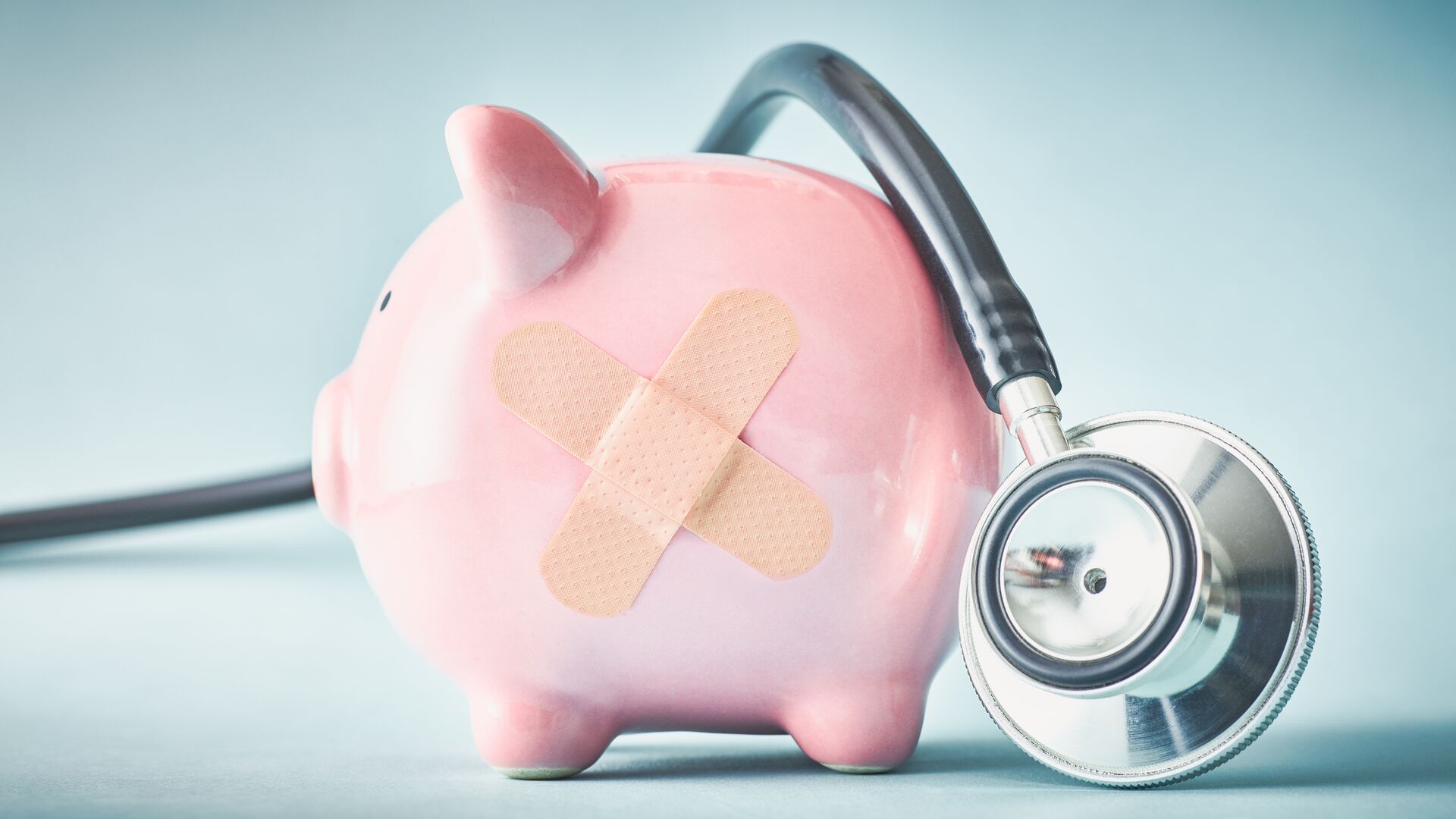 Glen Tullman, Chairman and CEO of Transcarent discusses leveraging technology to deliver high quality lower-cost healthcare. The image is of a piggy bank in need of medical attention. It has a bandaid across its torso representative of the need to curve and reassess health care spending.