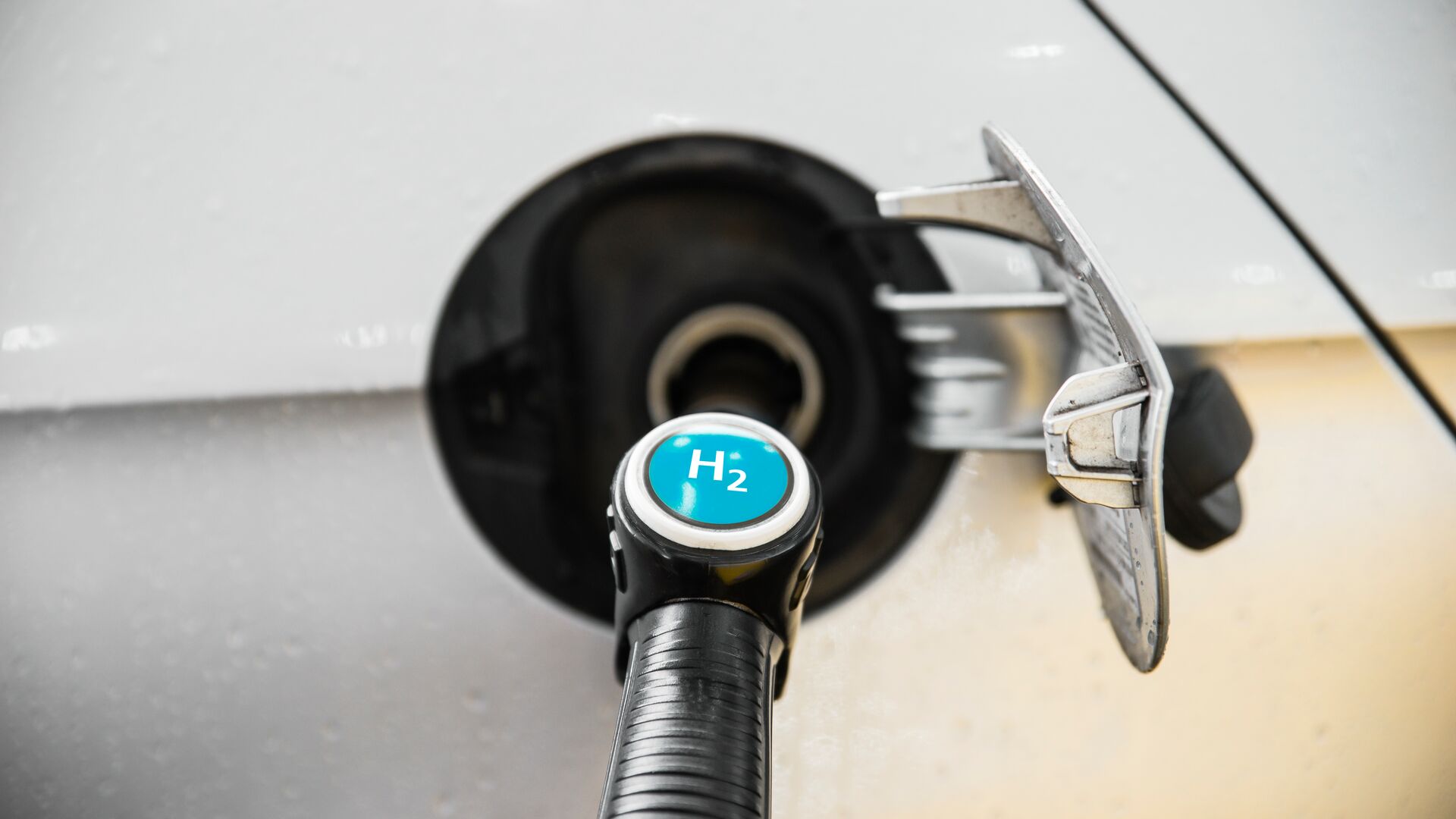 Refueling a hydrogen-fueled car